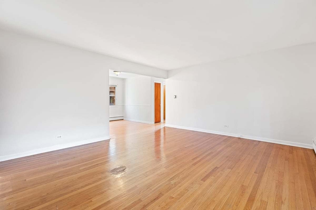 1539 Monroe Avenue - Photo 2
