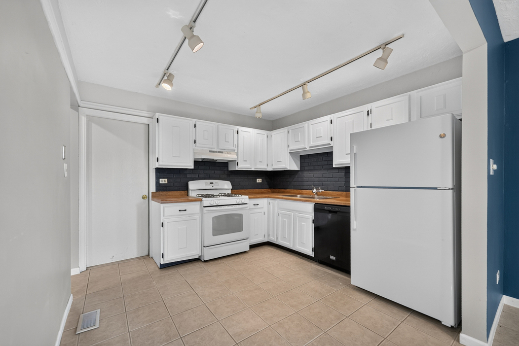 244 Coventry Court - Photo 8