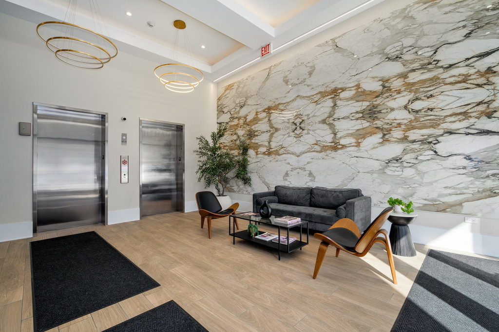 812 W Adams Street - Photo 1