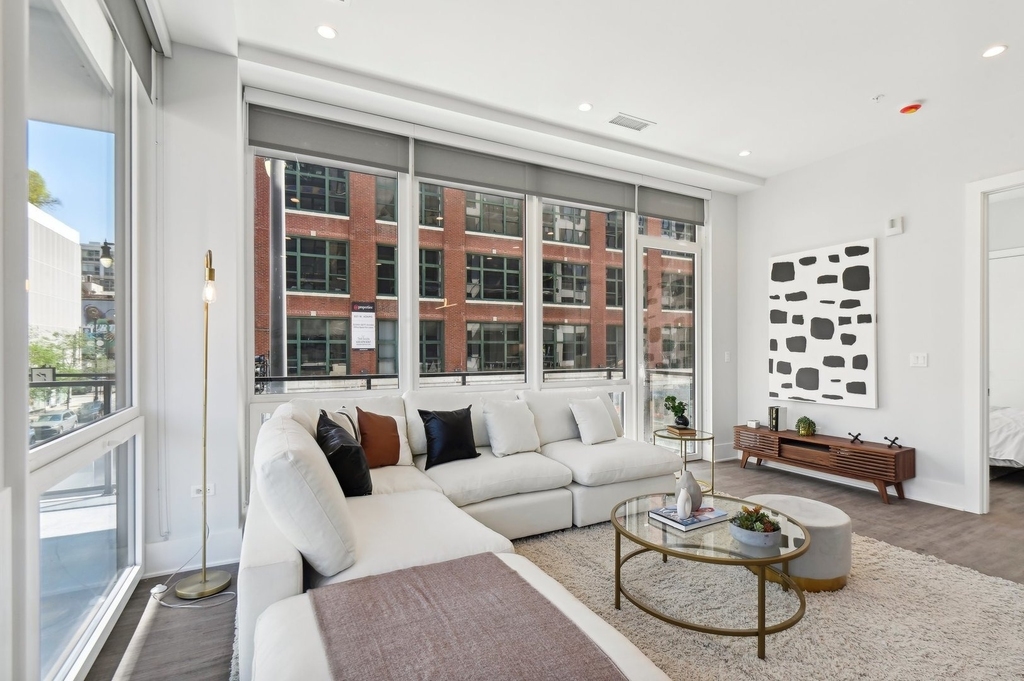 812 W Adams Street - Photo 2