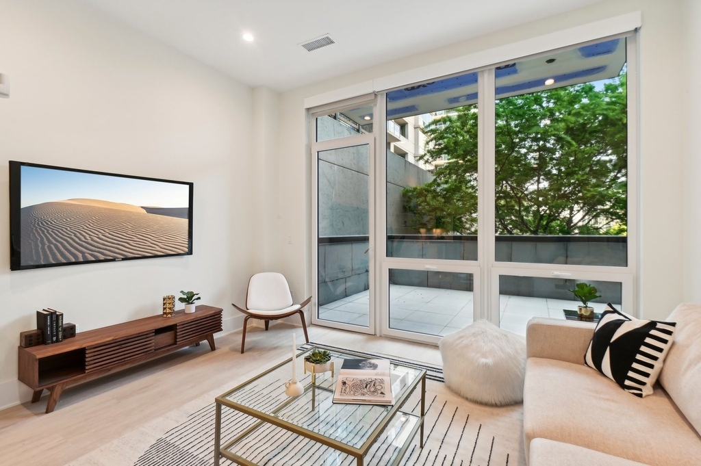 812 W Adams Street - Photo 3