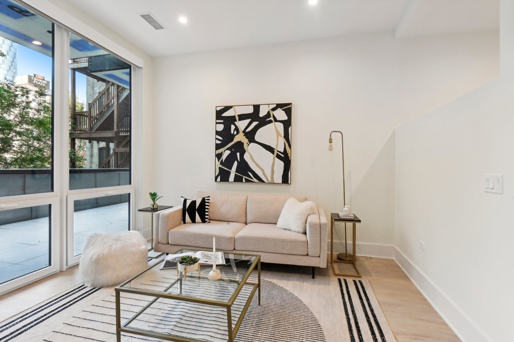 812 W Adams Street - Photo 2