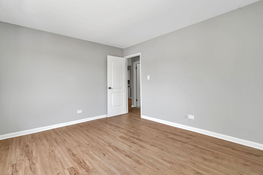 909 Plainfield Road - Photo 6