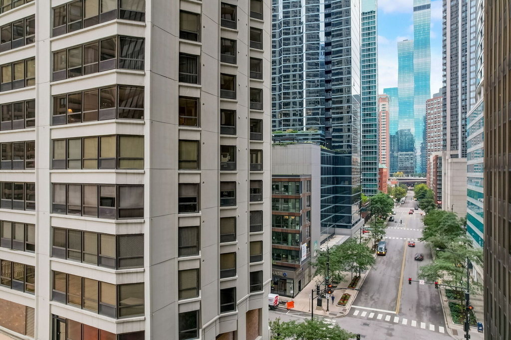 400 E Ohio Street - Photo 32