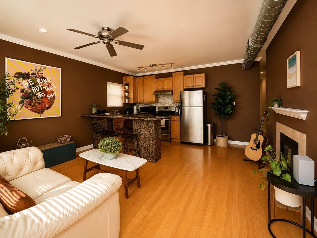 1028 W 20th Place - Photo 2