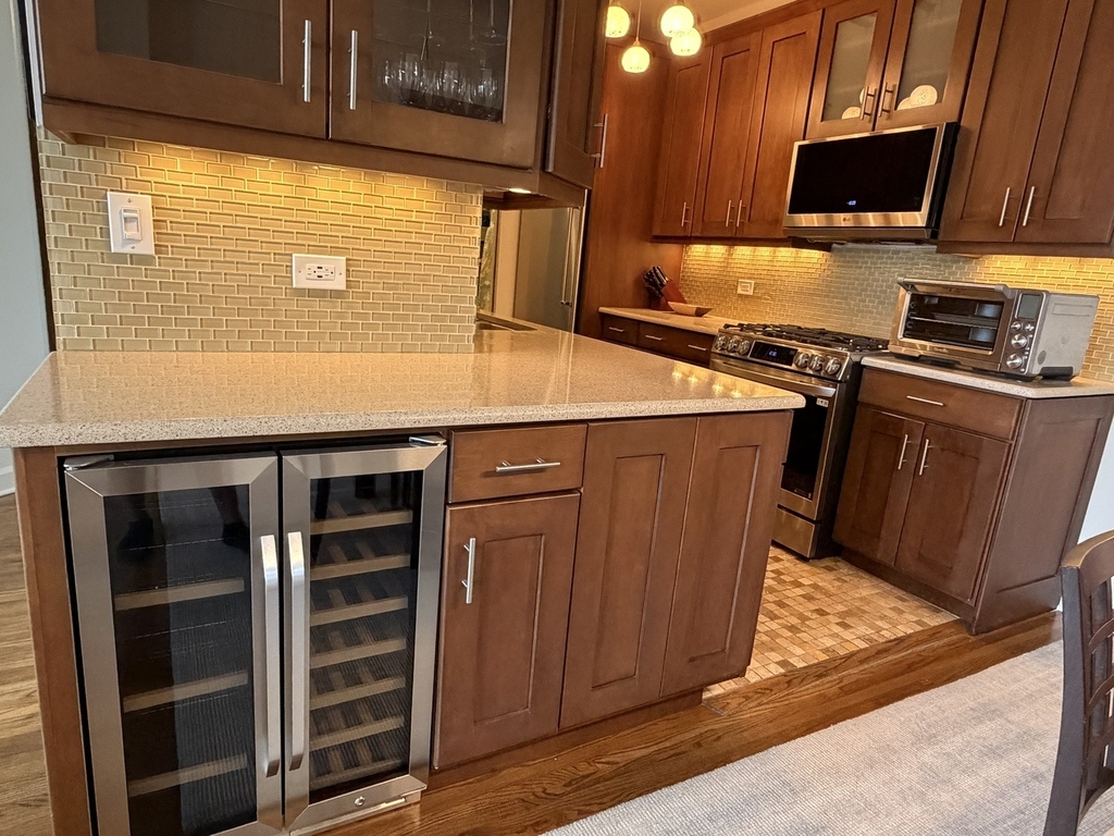 550 W Surf Street - Photo 8