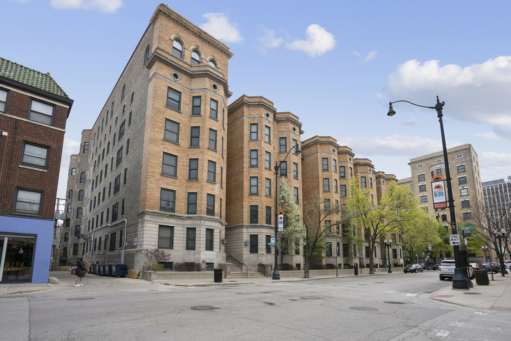 550 W Surf Street - Photo 20