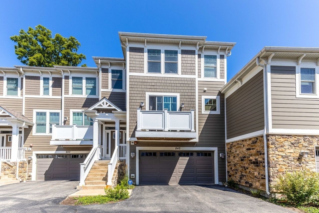 842 Chestnut Street - Photo 0