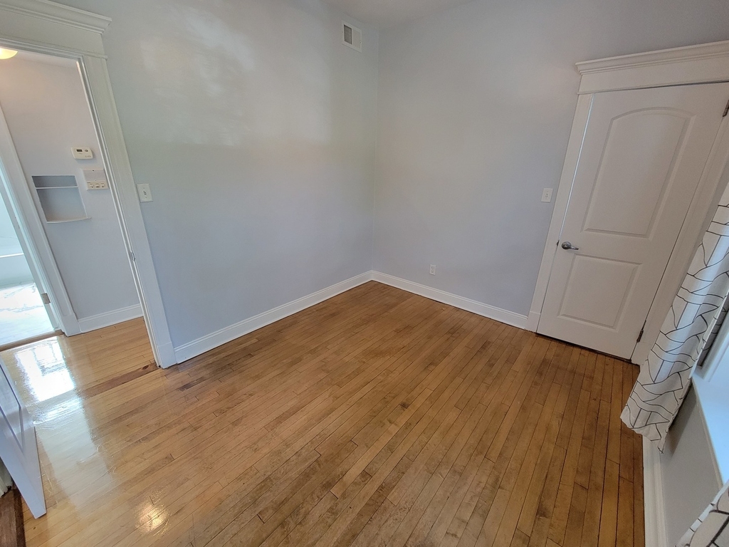 4552 N Claremont Avenue - Photo 11