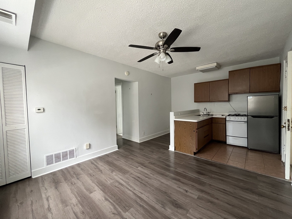 3727 N Pine Grove Avenue - Photo 3