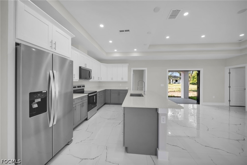 636 Ladd Street - Photo 2
