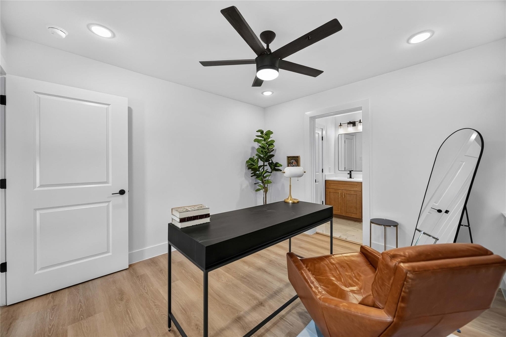 316 Walthall - Photo 8