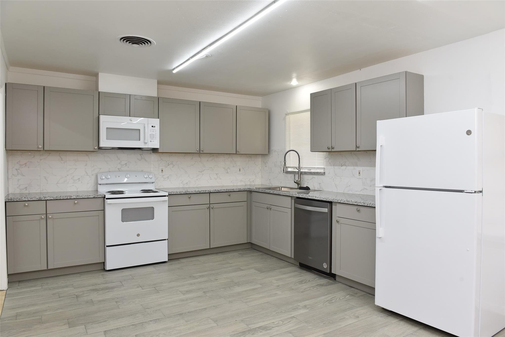 6414 Grape Street - Photo 3