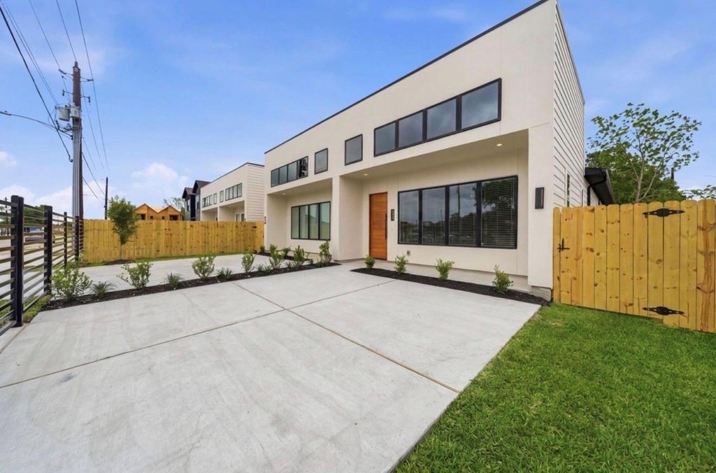 8203 Calhoun Road - Photo 3