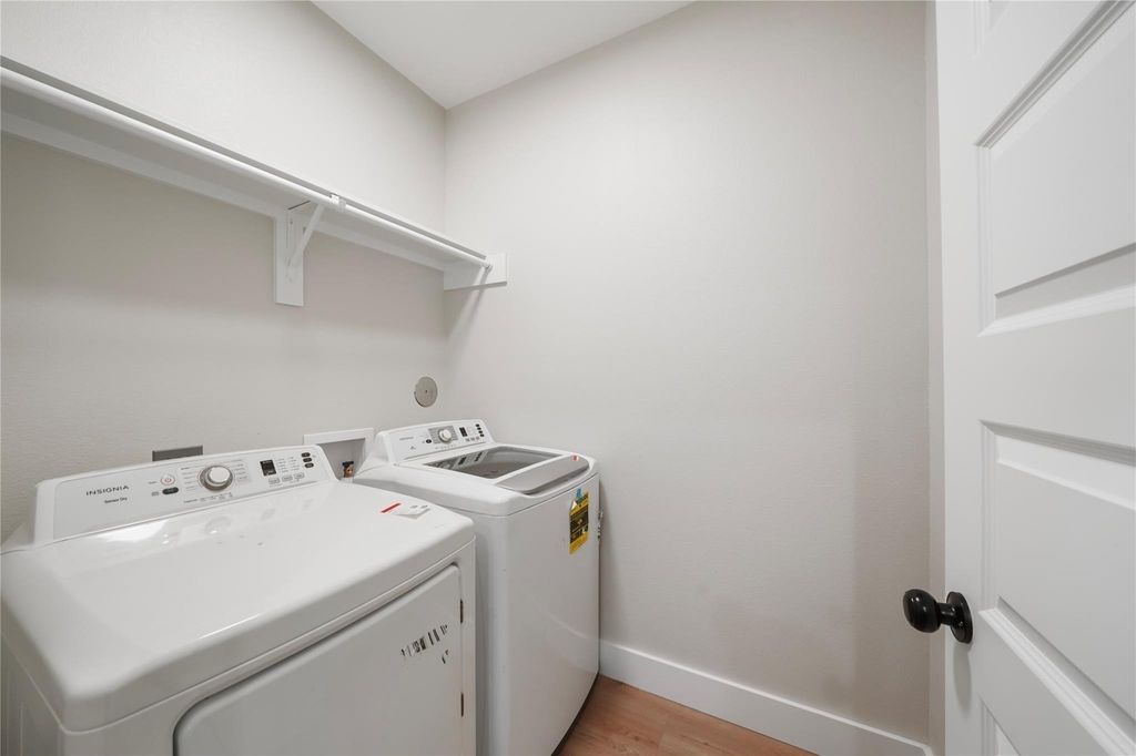 402 E 37th Street - Photo 6