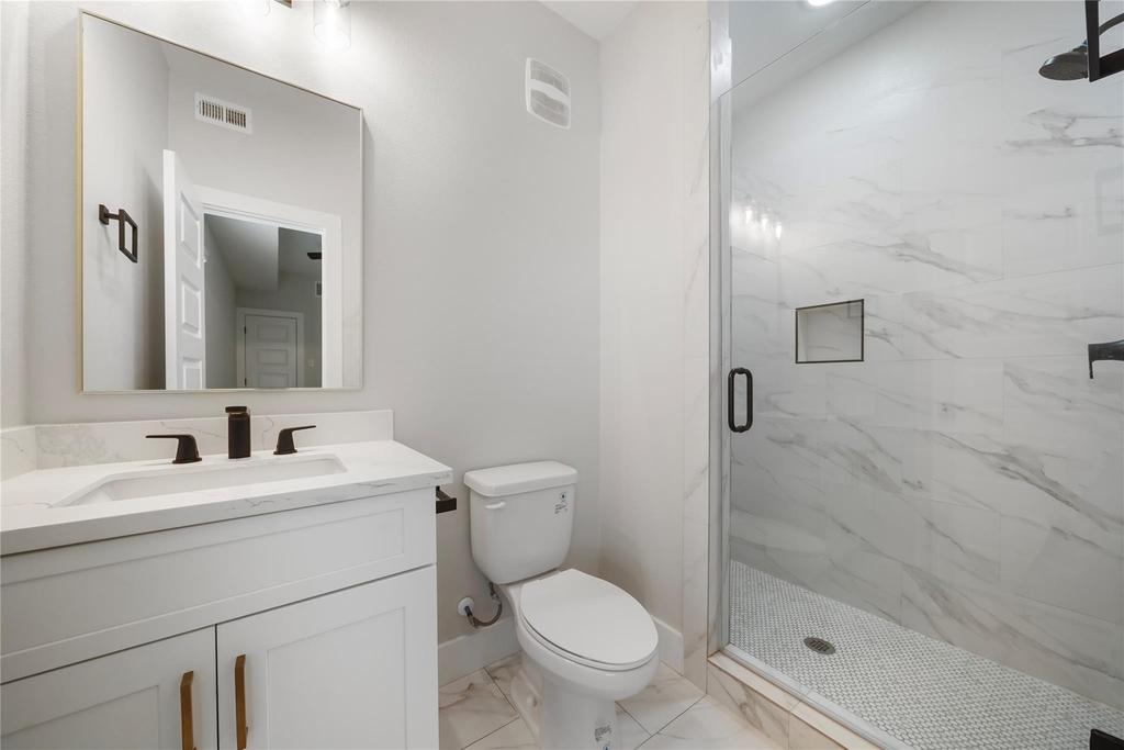 402 E 37th Street - Photo 4