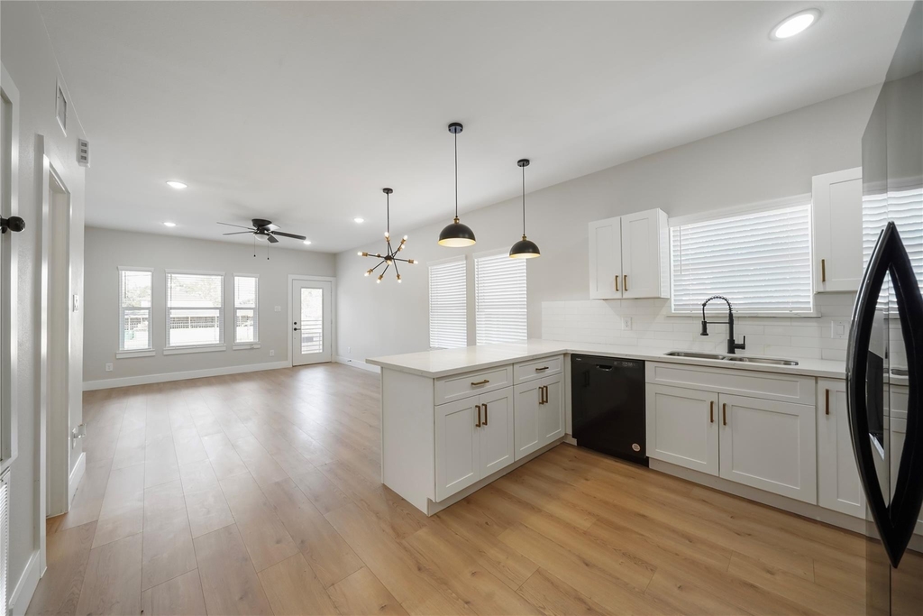 402 E 37th Street - Photo 2