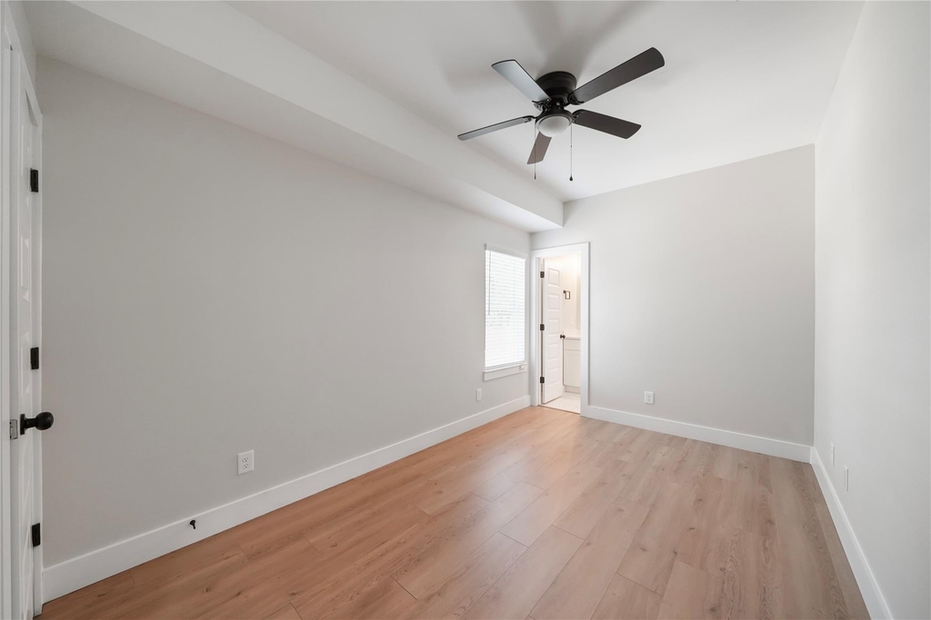 402 E 37th Street - Photo 5