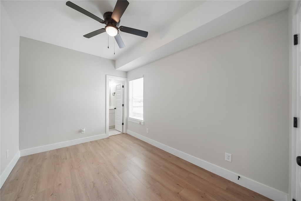 402 E 37th Street - Photo 3