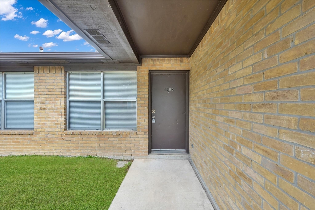 1605 Hazelwood Street - Photo 1
