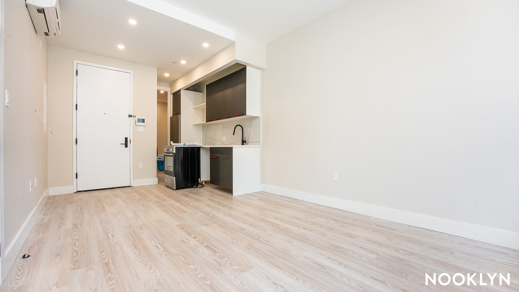 379 Knickerbocker Ave - Photo 2