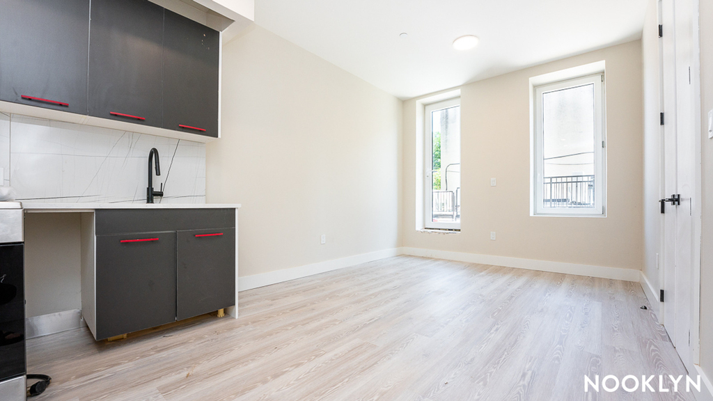 379 Knickerbocker Ave - Photo 1