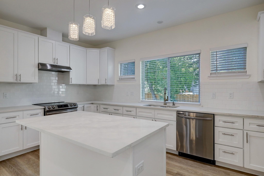1211 E 32nd Street - Photo 10