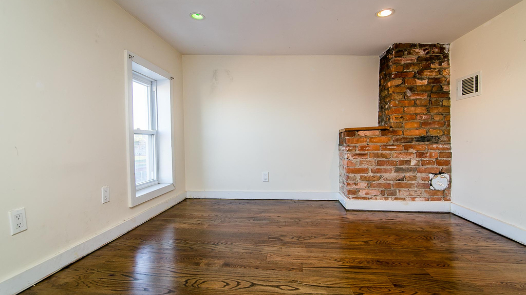 295 Maujer St - Photo 1