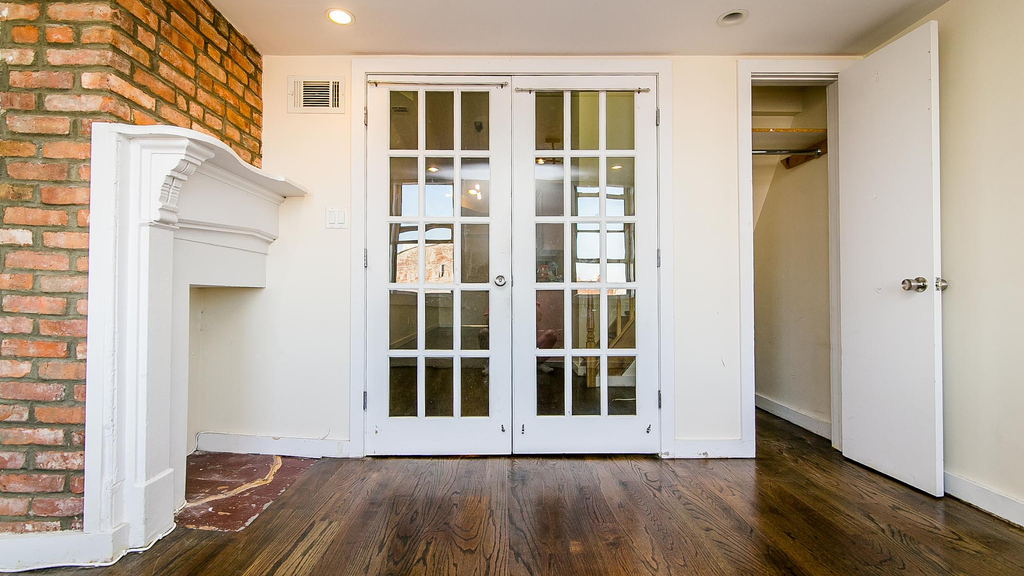 295 Maujer St - Photo 0