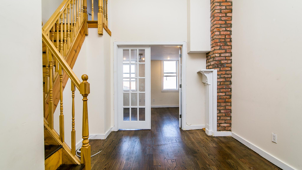 295 Maujer St - Photo 3