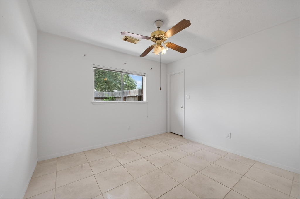 19635 Vernier Woods Lane - Photo 20