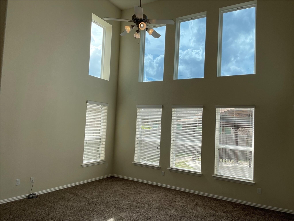 627 Oak Circle Drive E - Photo 2