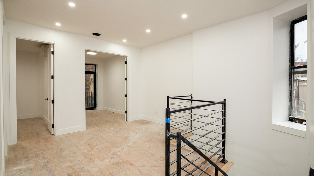 1027 Putnam Ave - Photo 15