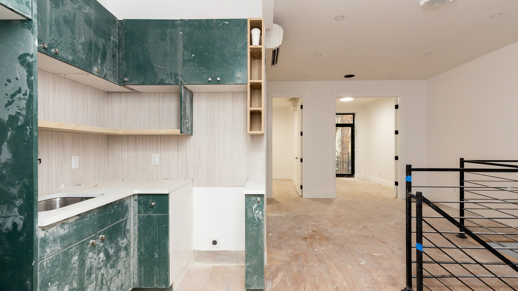 1027 Putnam Ave - Photo 1