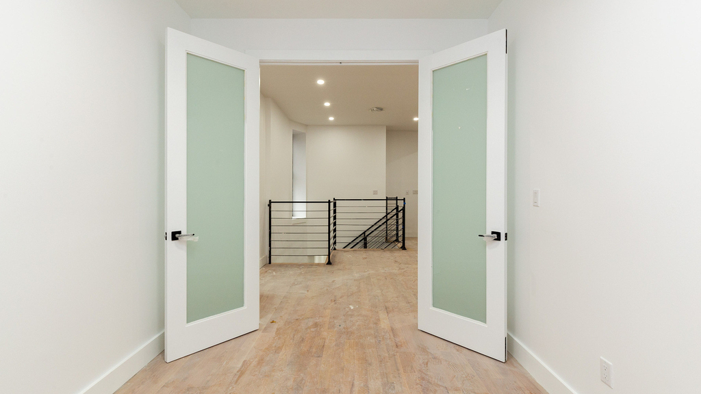 1027 Putnam Ave - Photo 7