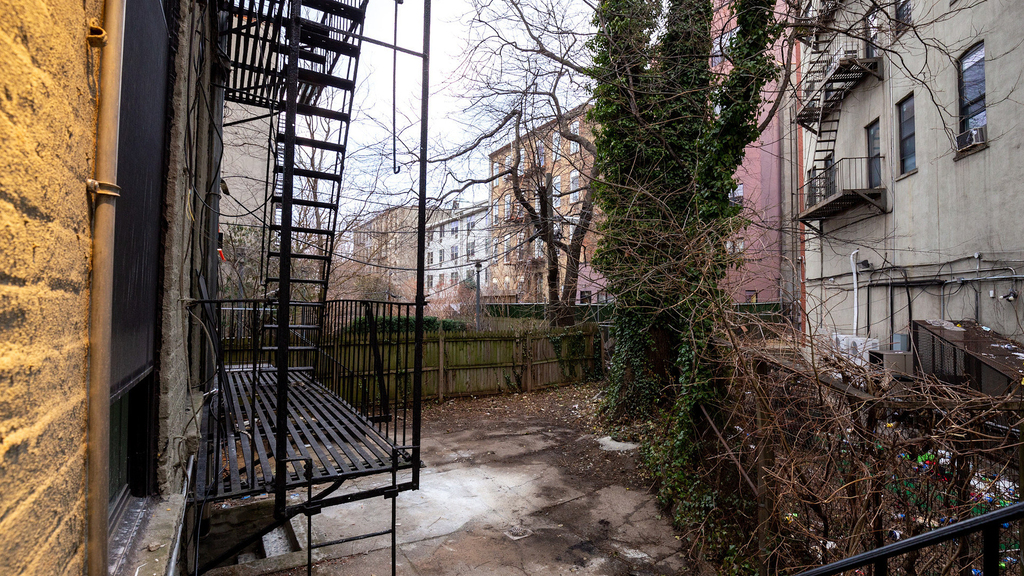 1027 Putnam Ave - Photo 3