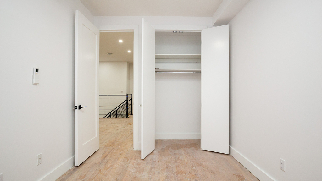 1027 Putnam Ave - Photo 2