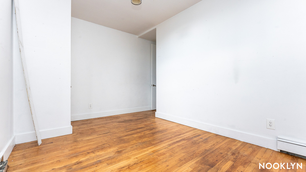 1044 Putnam Ave - Photo 18