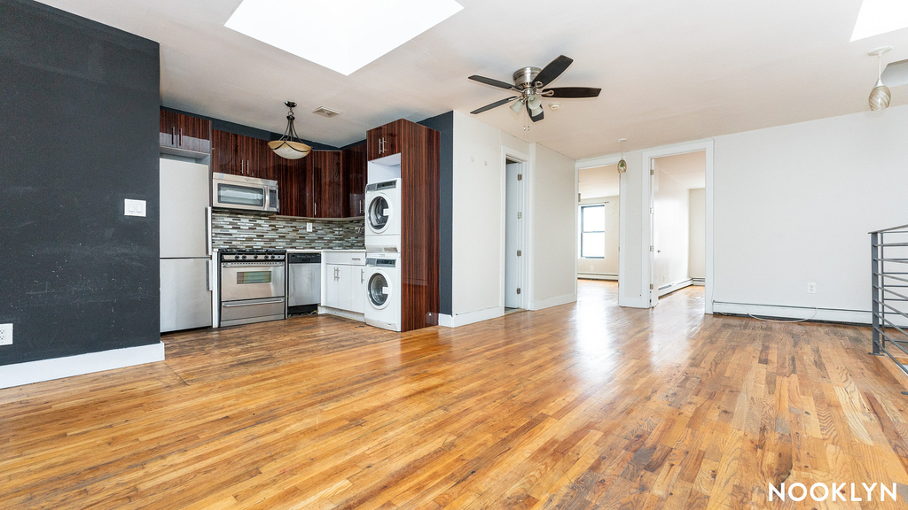 1044 Putnam Ave - Photo 2