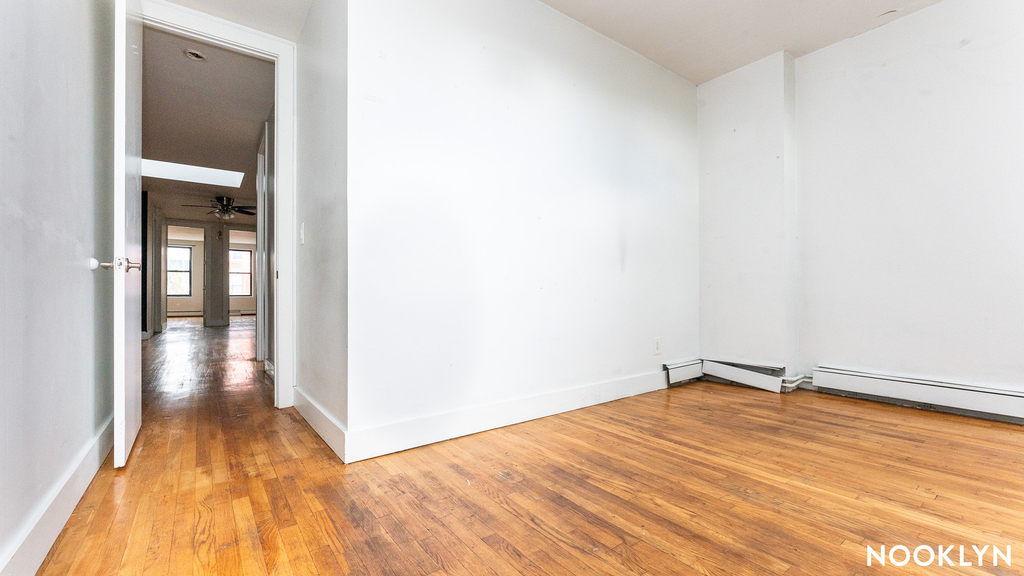 1044 Putnam Ave - Photo 17