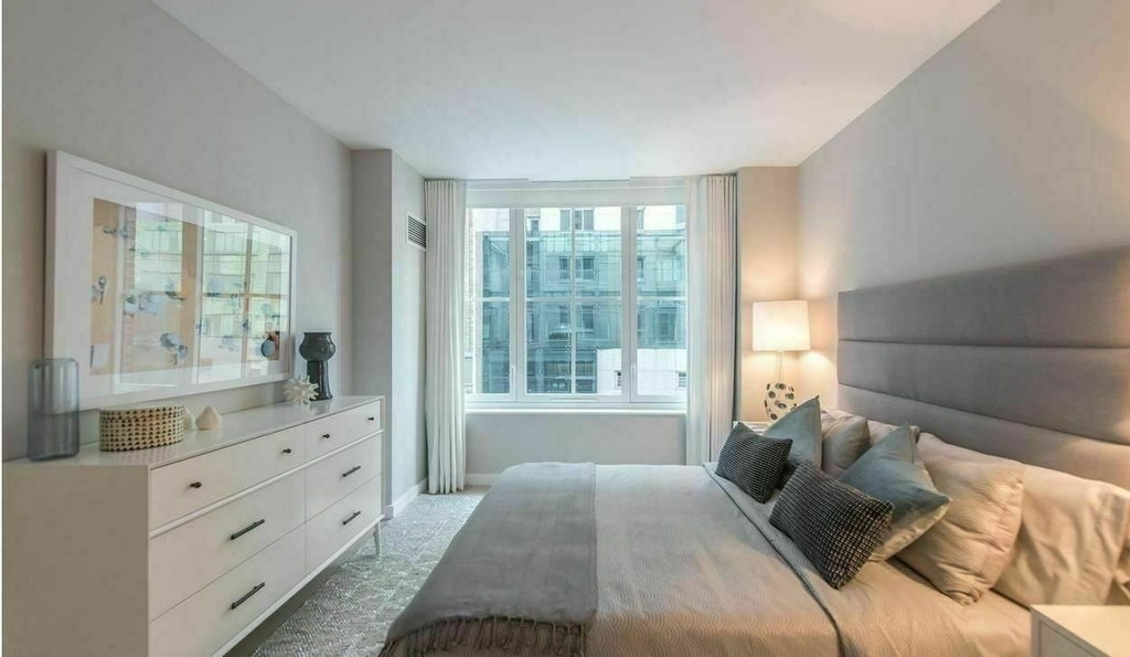 320 West 38th Street - Photo 1