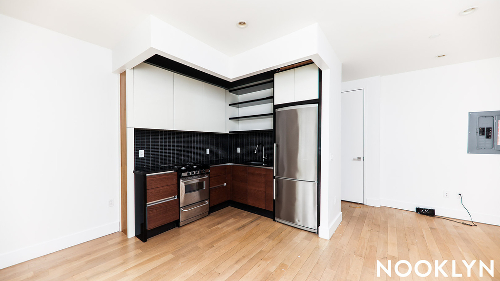 829 Willoughby Ave - Photo 3