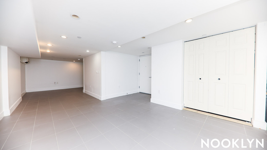 829 Willoughby Ave - Photo 2