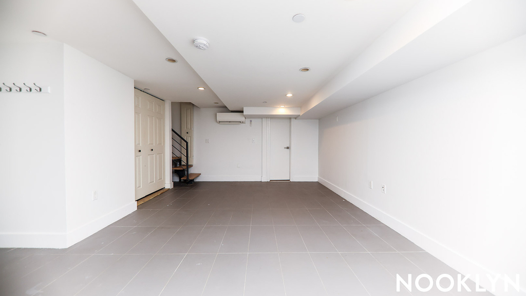 829 Willoughby Ave - Photo 1