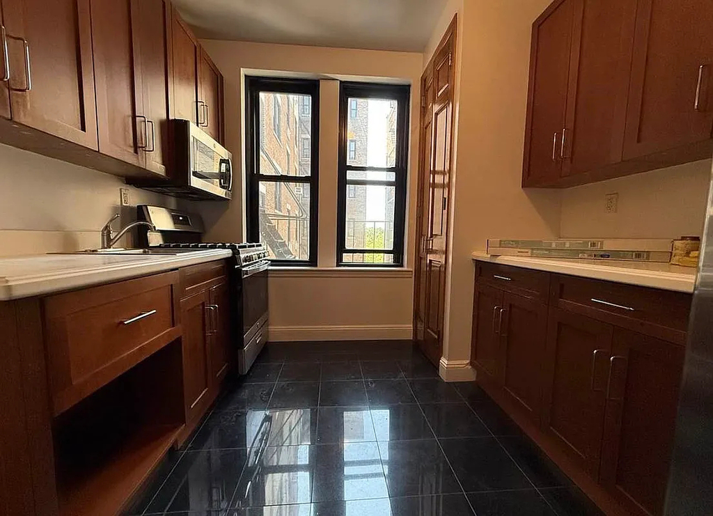 200 Riverside Drive - Photo 2