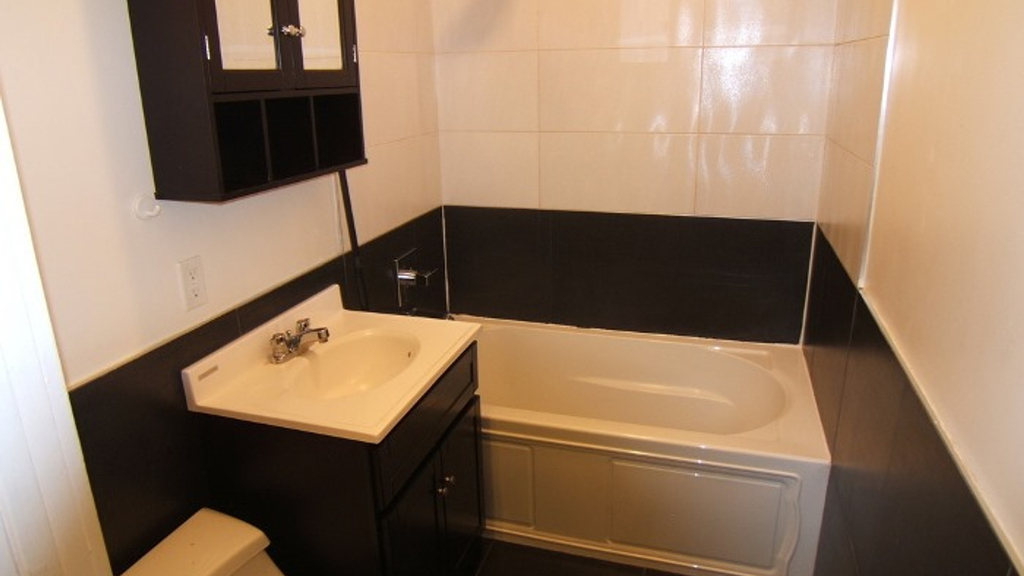 1327 Halsey St - Photo 1