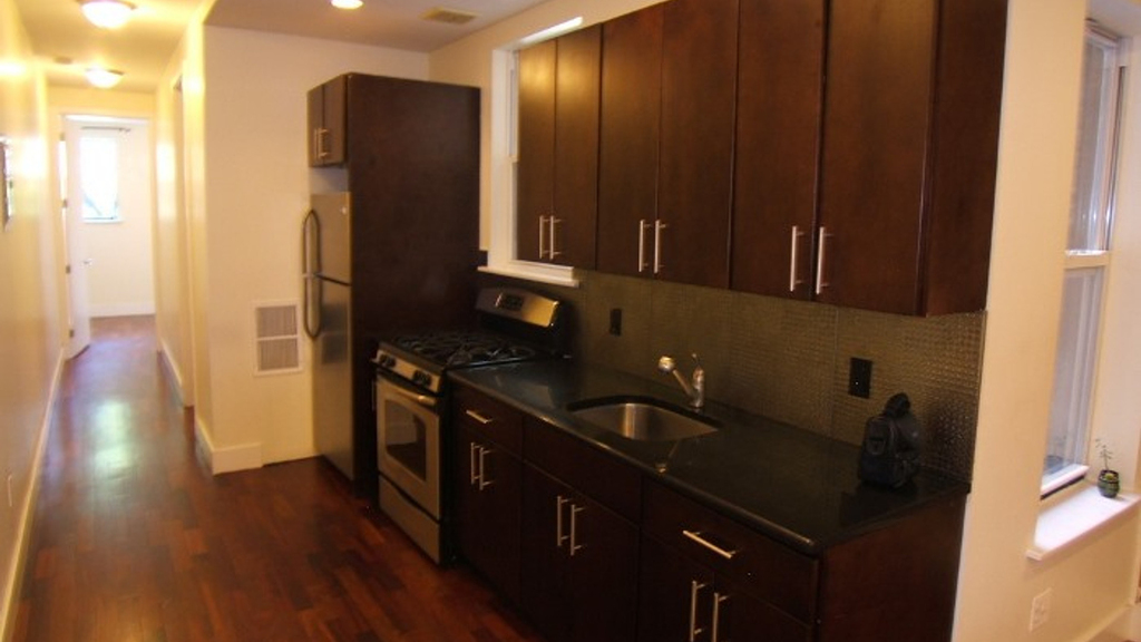 1327 Halsey St - Photo 5