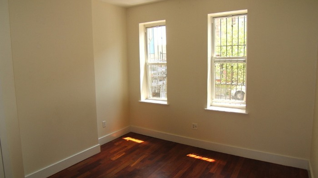 1327 Halsey St - Photo 3