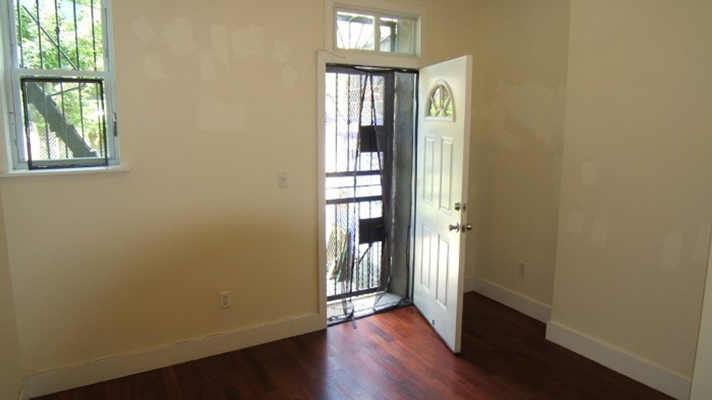 1327 Halsey St - Photo 4