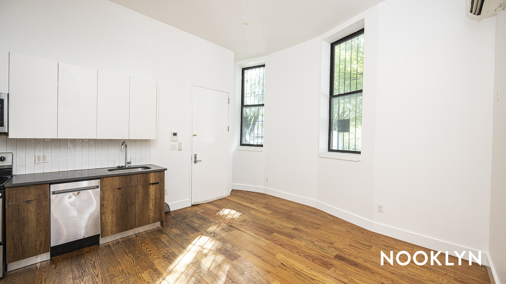 483 Evergreen Ave - Photo 2